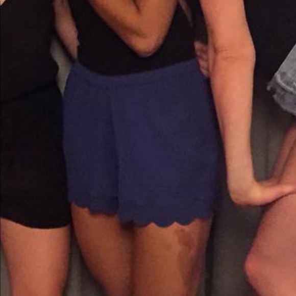 Scalloped blue shorts - Picture 2 of 3